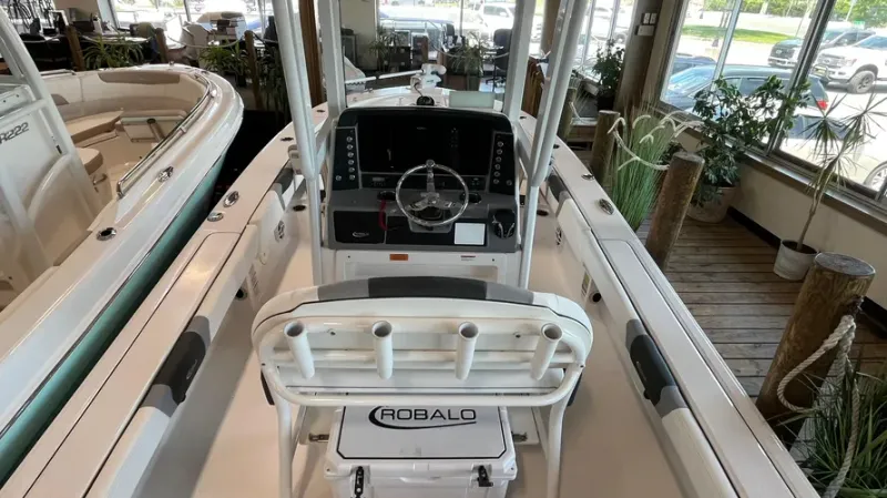 Slide: The Image of Robalo R246 2024 - 8