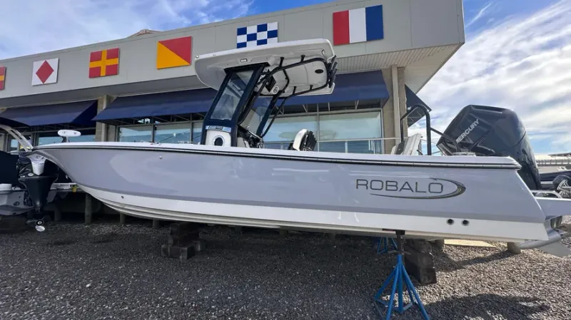 Slide: The Image of Robalo R266 2024 - 2