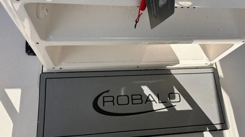 Slide: The Image of Robalo R266 2024 - 21