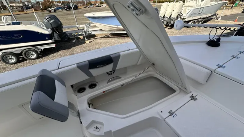 Slide: The Image of Robalo R266 2024 - 24