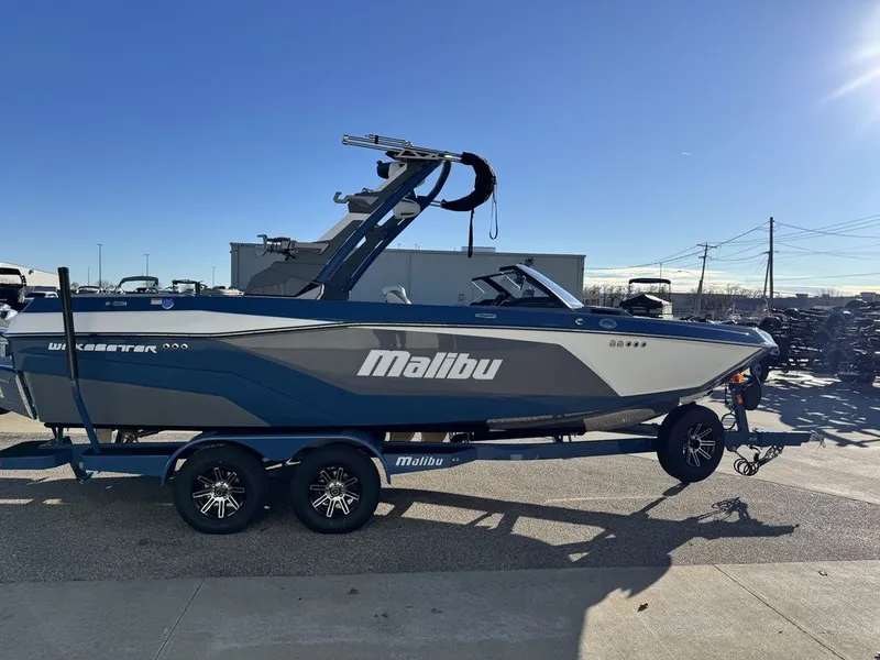 Slide: The Image of Malibu 21 LX 2026 - 5