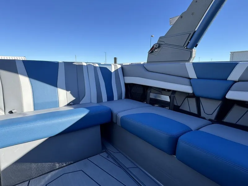 Slide: The Image of Malibu 21 LX 2026 - 19