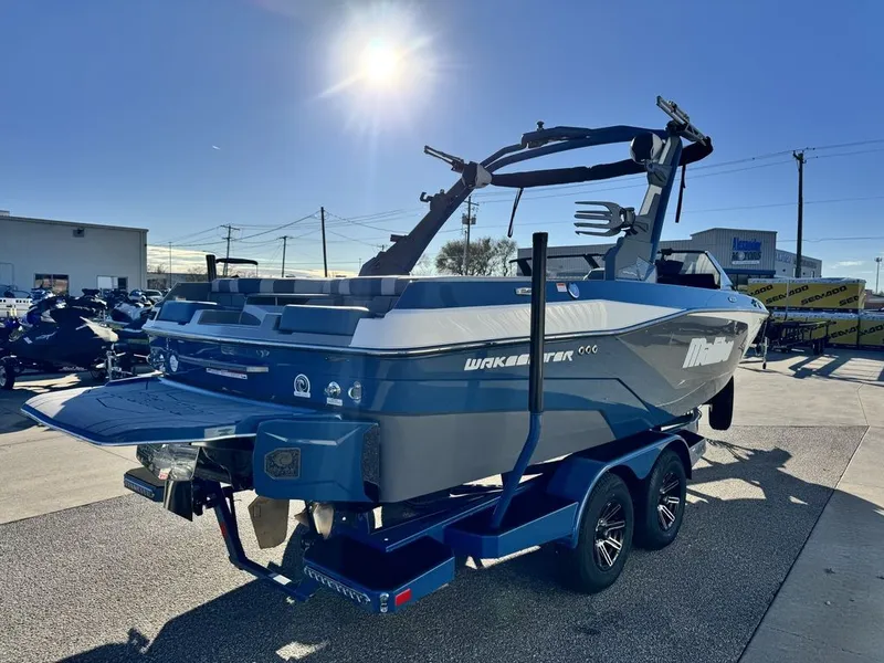 Slide: The Image of Malibu 21 LX 2026 - 4