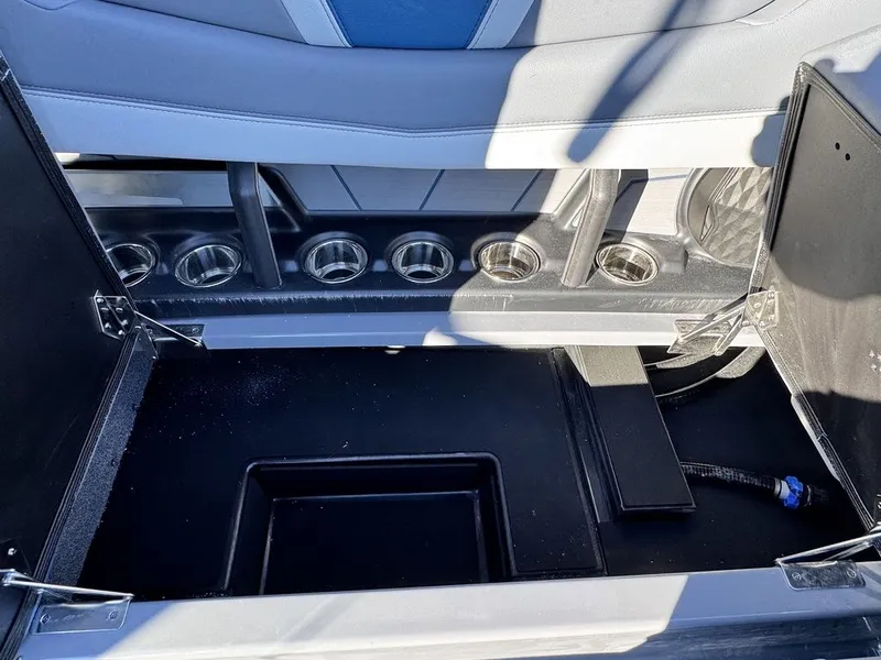 Slide: The Image of Malibu 21 LX 2026 - 25