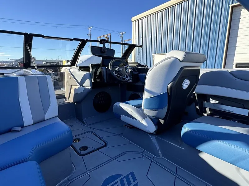 Slide: The Image of Malibu 21 LX 2026 - 21