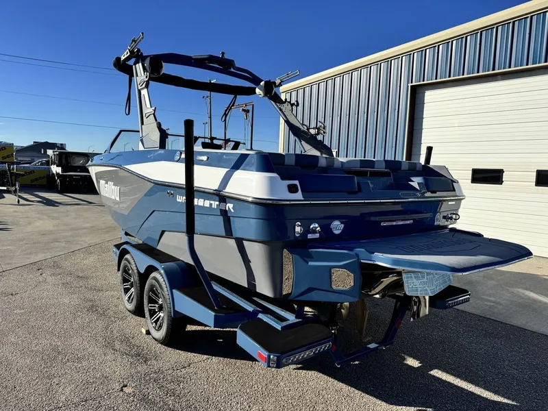 Slide: The Image of Malibu 21 LX 2026 - 2