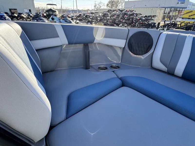 Slide: The Image of Malibu 21 LX 2026 - 38