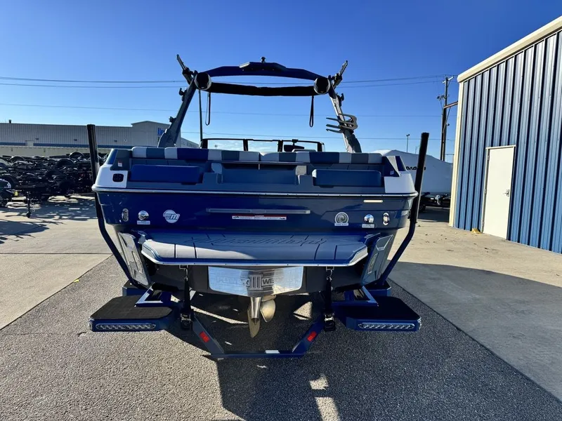 Slide: The Image of Malibu 21 LX 2026 - 3