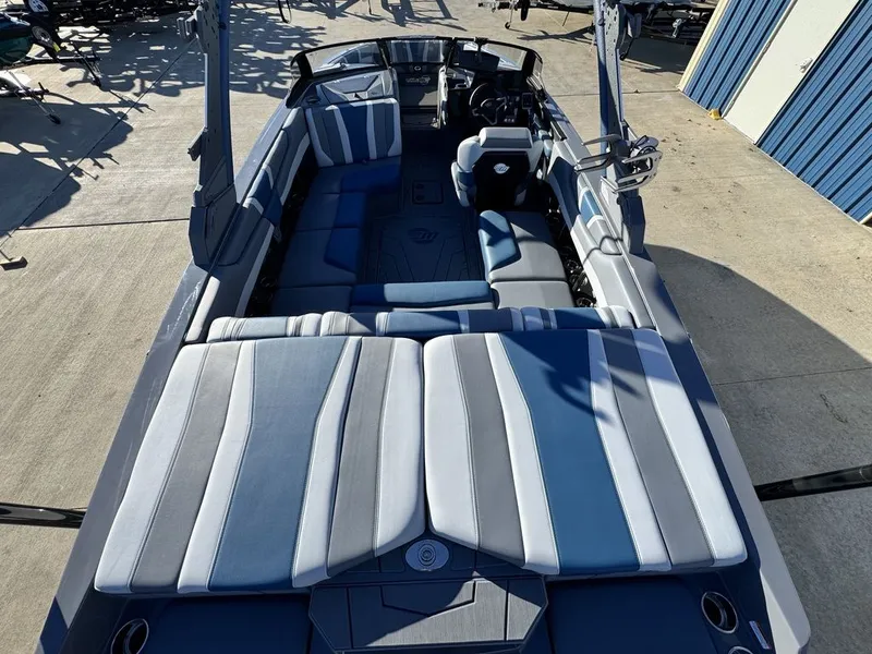 Slide: The Image of Malibu 21 LX 2026 - 9