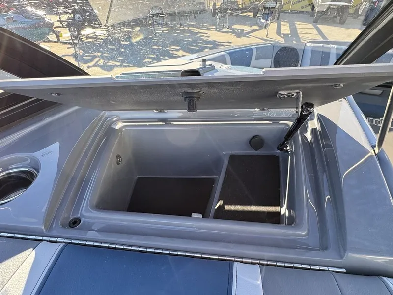Slide: The Image of Malibu 21 LX 2026 - 27