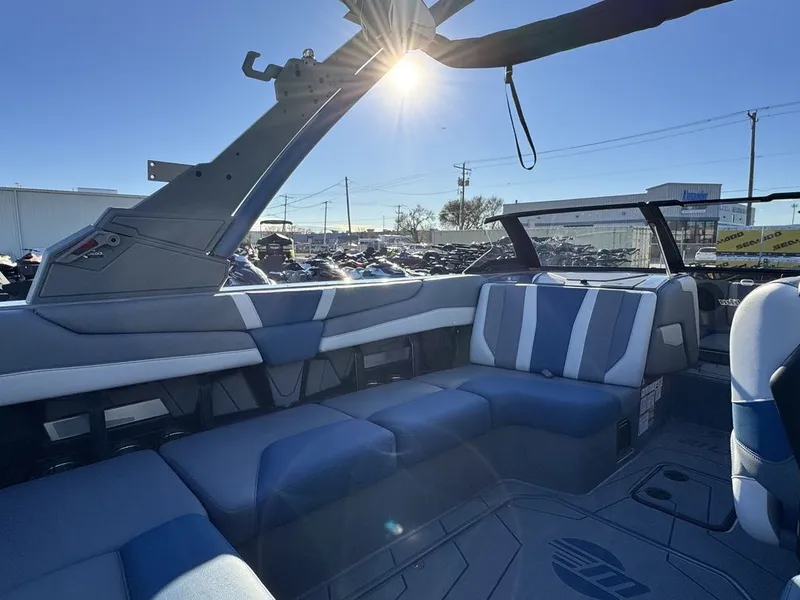 Slide: The Image of Malibu 21 LX 2026 - 20