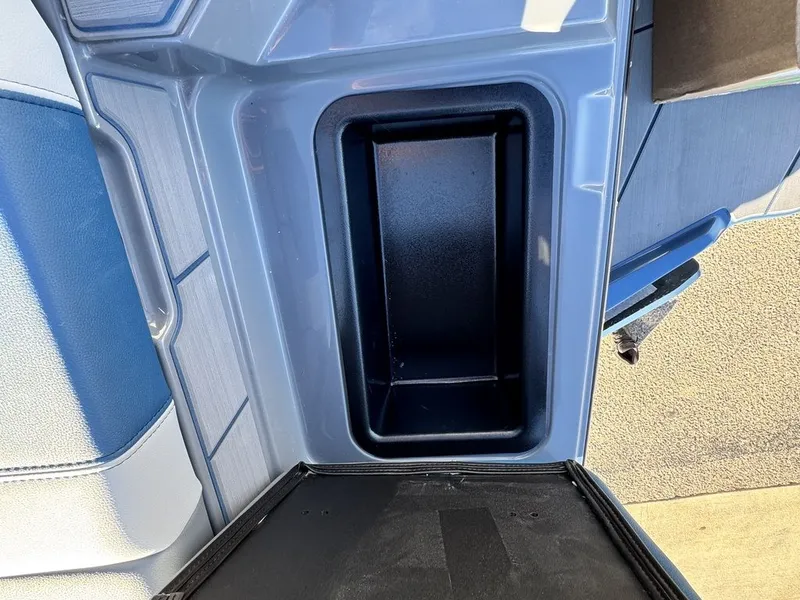 Slide: The Image of Malibu 21 LX 2026 - 15