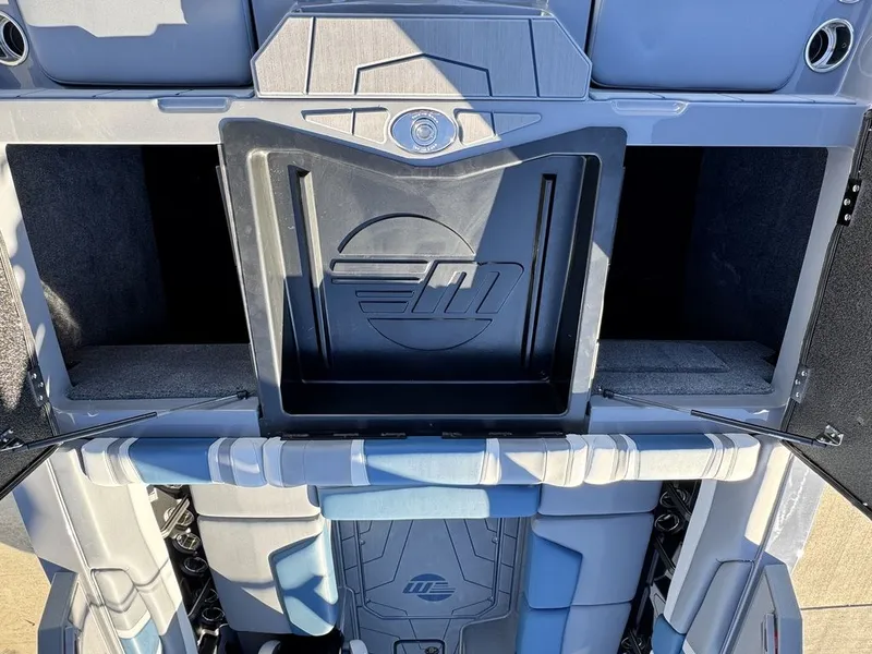 Slide: The Image of Malibu 21 LX 2026 - 10