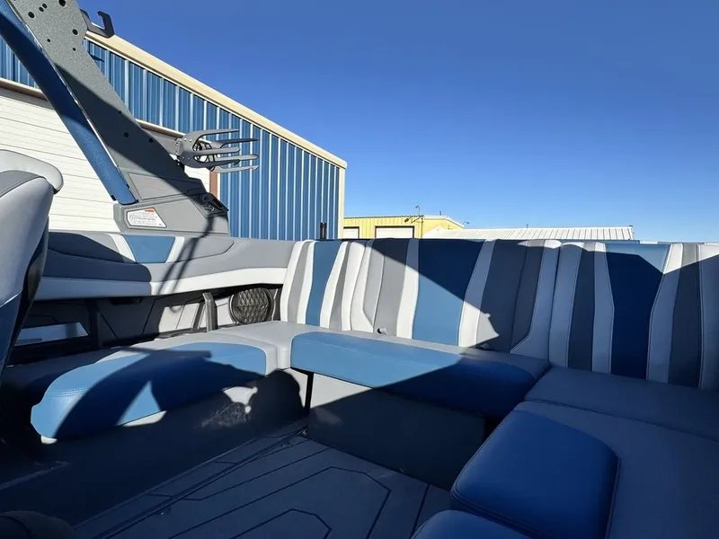 Slide: The Image of Malibu 21 LX 2026 - 18