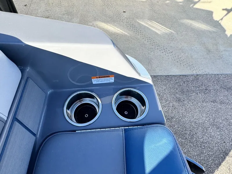 Slide: The Image of Malibu 21 LX 2026 - 17
