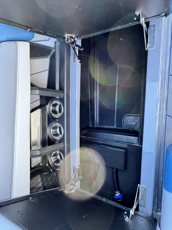 Slide: The Image of Malibu 21 LX 2026 - 22