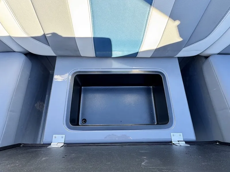 Slide: The Image of Malibu 21 LX 2026 - 26