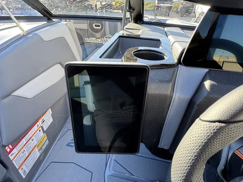 Slide: The Image of Malibu 21 LX 2026 - 36