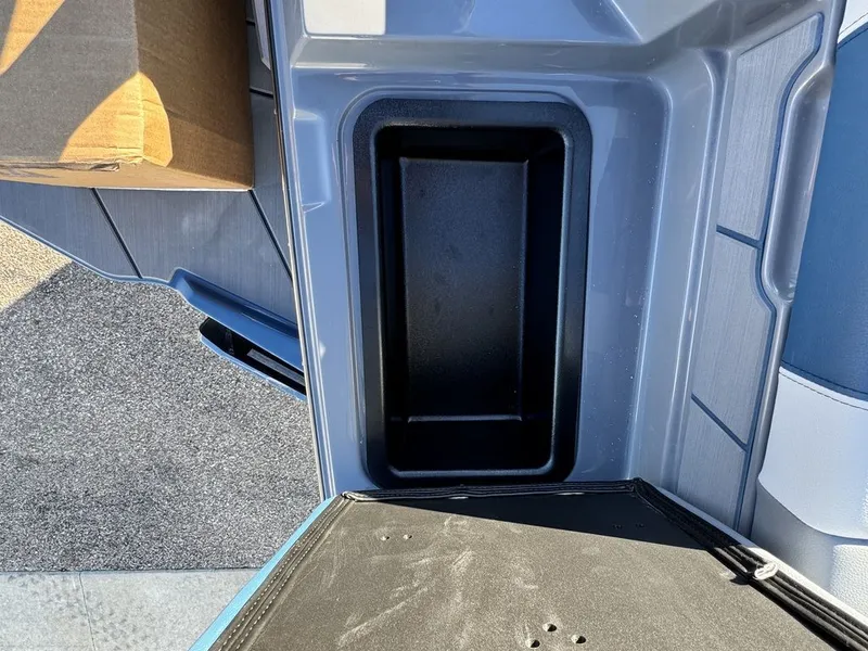 Slide: The Image of Malibu 21 LX 2026 - 14