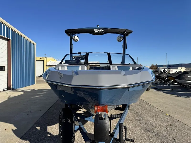 Slide: The Image of Malibu 21 LX 2026 - 7