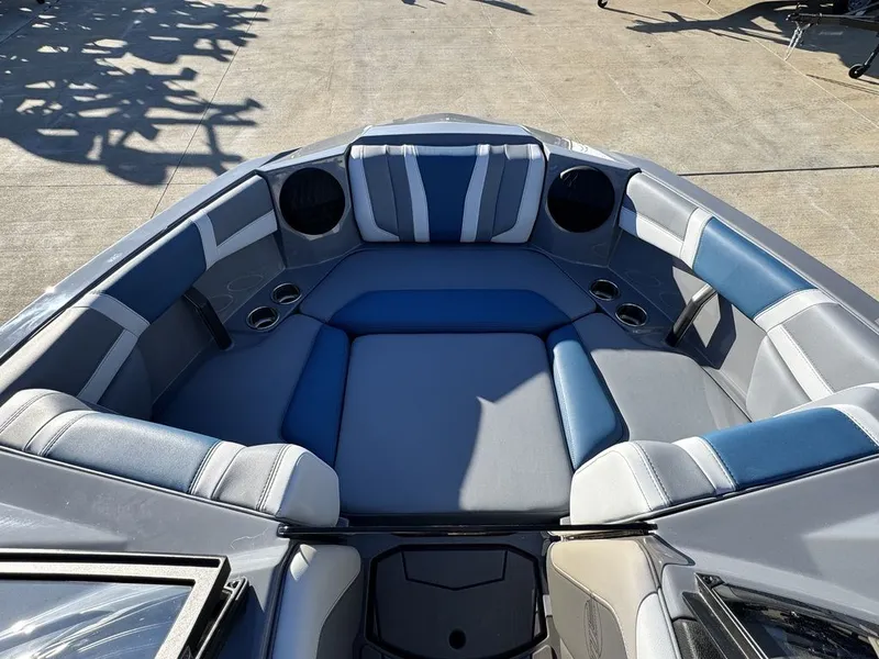 Slide: The Image of Malibu 21 LX 2026 - 37