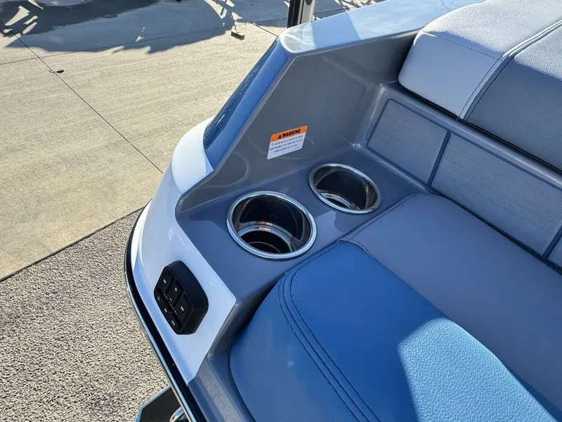 Slide: The Image of Malibu 21 LX 2026 - 16