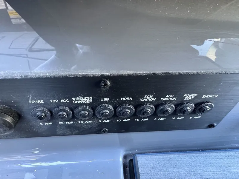 Slide: The Image of Malibu 21 LX 2026 - 33