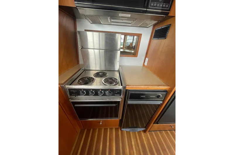 Slide: The Image of Bayliner 4788 Pilot House Motoryacht 1995 - 13