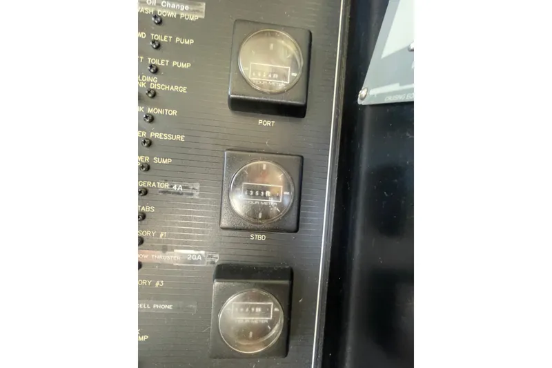 Slide: The Image of Bayliner 4788 Pilot House Motoryacht 1995 - 21