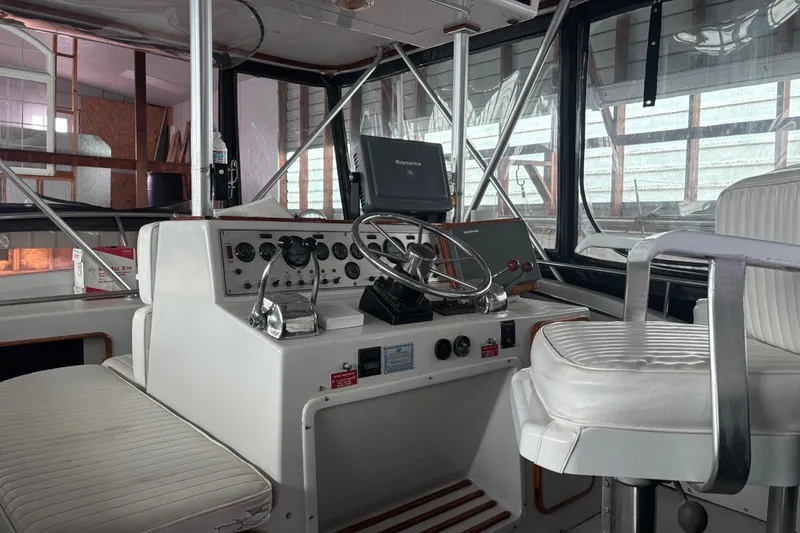 Slide: The Image of Chris-Craft 336 Commander 1988 - 18