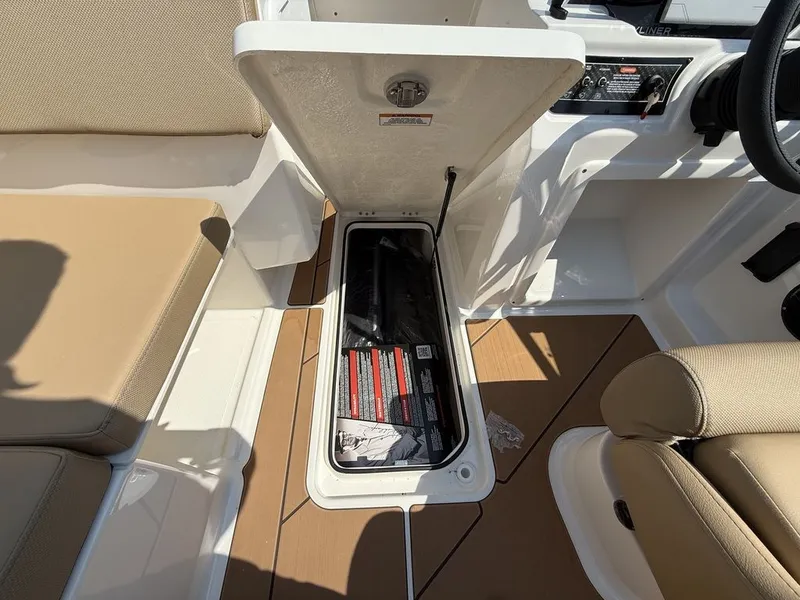 Slide: The Image of Bayliner D20i 2025 - 10