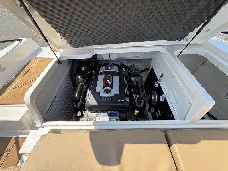 Slide: The Image of Bayliner D20i 2025 - 11