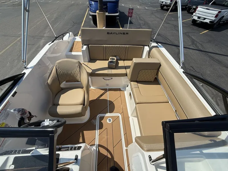 Slide: The Image of Bayliner D20i 2025 - 6