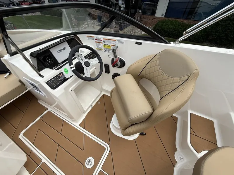 Slide: The Image of Bayliner D20i 2025 - 11