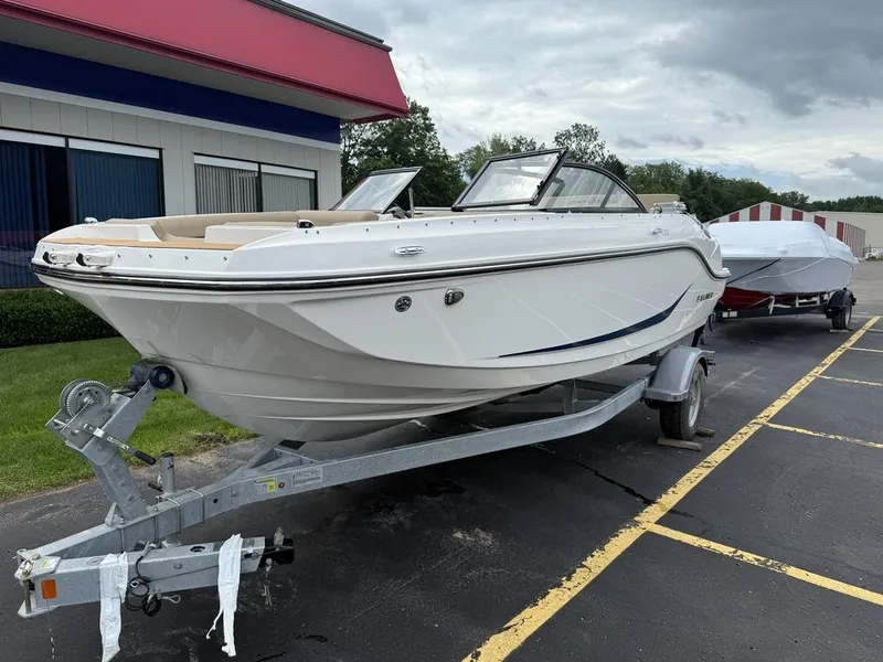 Slide: The Image of Bayliner D20i 2025 - 2