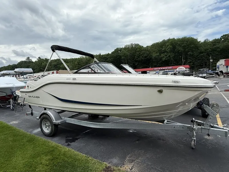 Slide: The Image of Bayliner D20i 2025 - 3