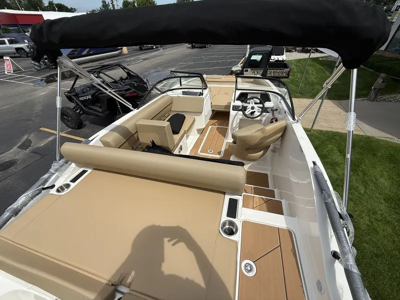 Slide: The Image of Bayliner D20i 2025 - 6