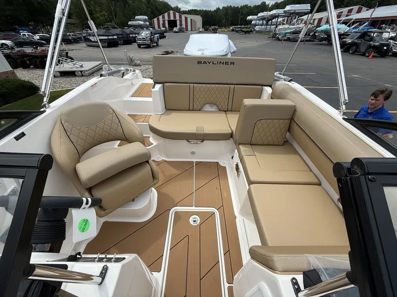 Slide: The Image of Bayliner D20i 2025 - 8