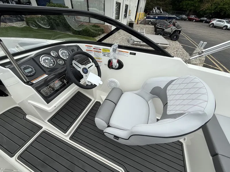 Slide: The Image of Bayliner VR4 2025 - 10