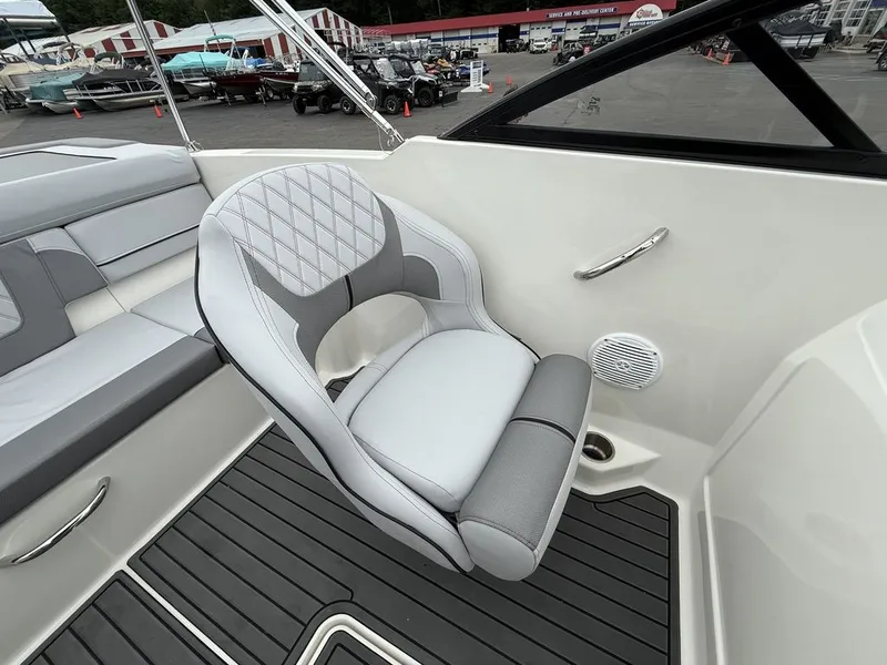 Slide: The Image of Bayliner VR4 2025 - 11