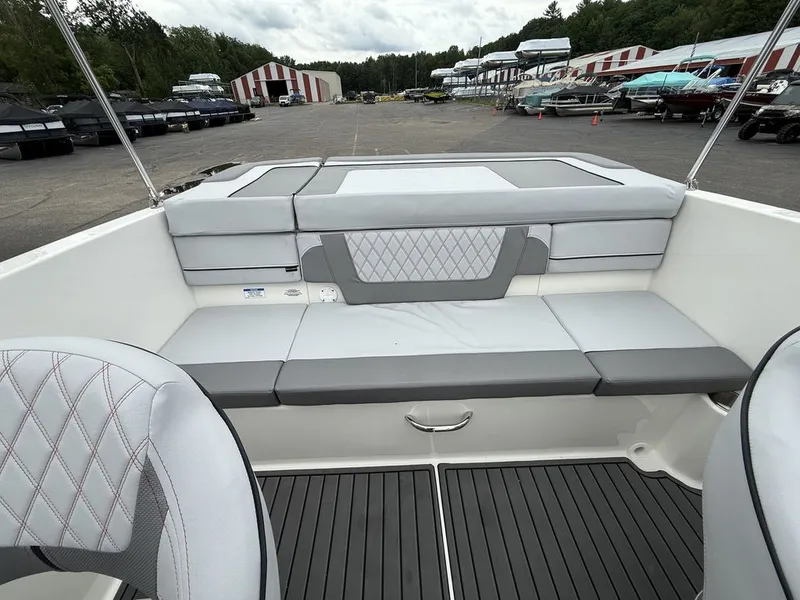 Slide: The Image of Bayliner VR4 2025 - 12