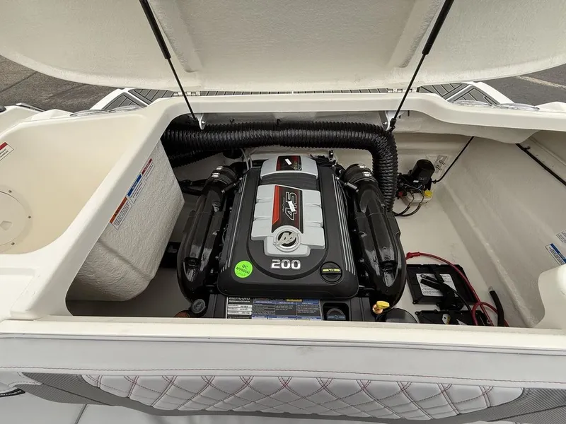 Slide: The Image of Bayliner VR4 2025 - 13