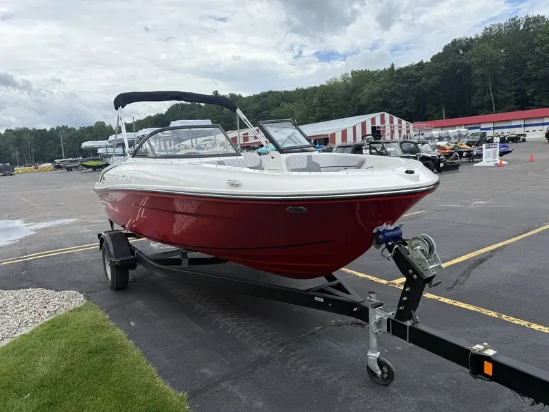 Slide: The Image of Bayliner VR4 2025 - 2