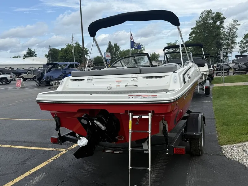 Slide: The Image of Bayliner VR4 2025 - 5