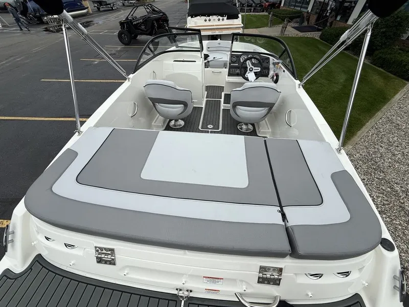 Slide: The Image of Bayliner VR4 2025 - 6