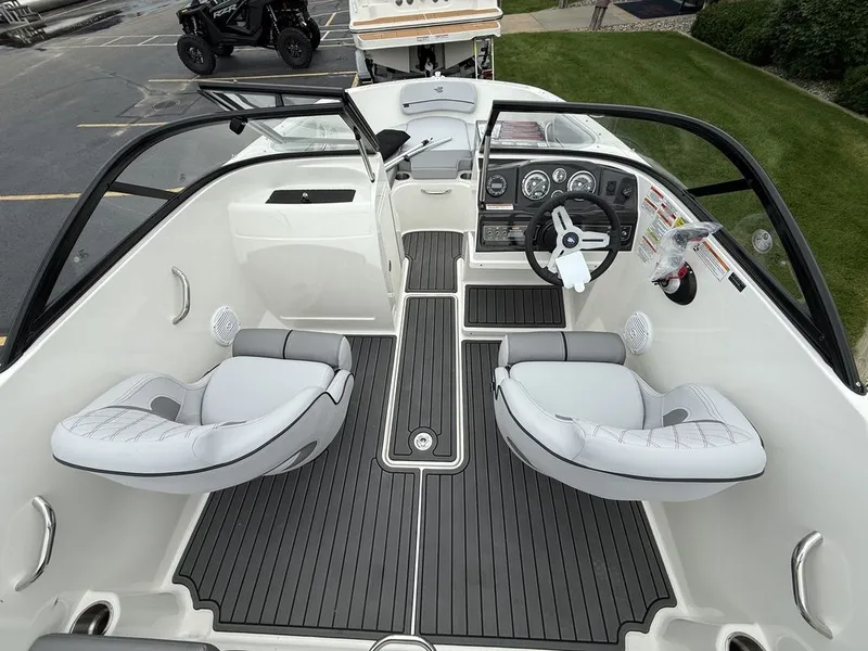 Slide: The Image of Bayliner VR4 2025 - 7