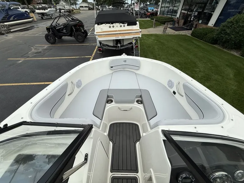 Slide: The Image of Bayliner VR4 2025 - 8