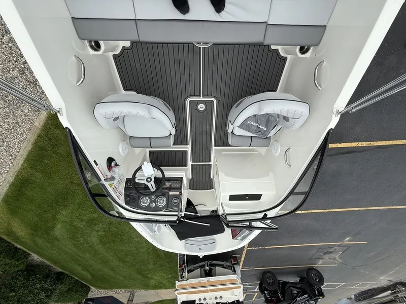 Slide: The Image of Bayliner VR4 2025 - 9