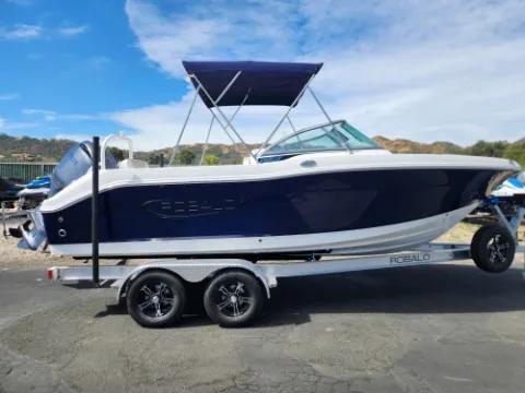 The Image of Robalo R207 2027 - 0