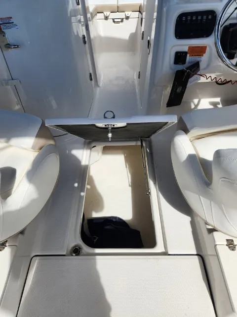Slide: The Image of Robalo R207 2027 - 12